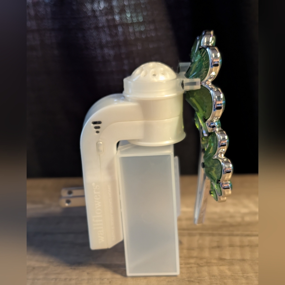 Bath & Body Works Green Shamrock Clover Nightlight with Ladybug Accent - Picture 3 of 4